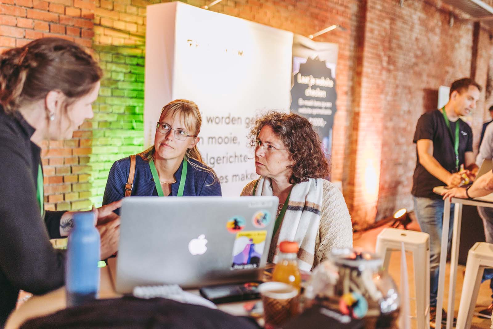 vita-GroBusiness-Ondernemersfestival-48 vita geeft uitleg op het ondernemersfestival aan geintereseerden<br />