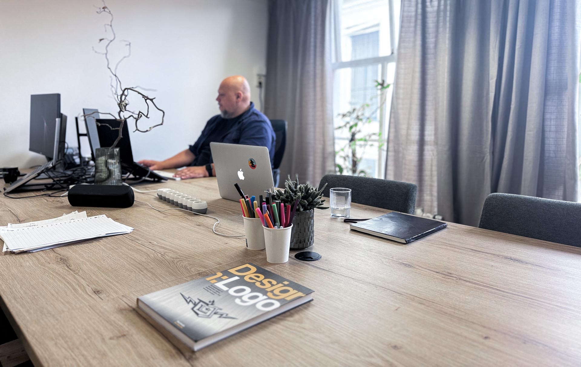 Rene aan het coden op kantoor - Roadbear Studios