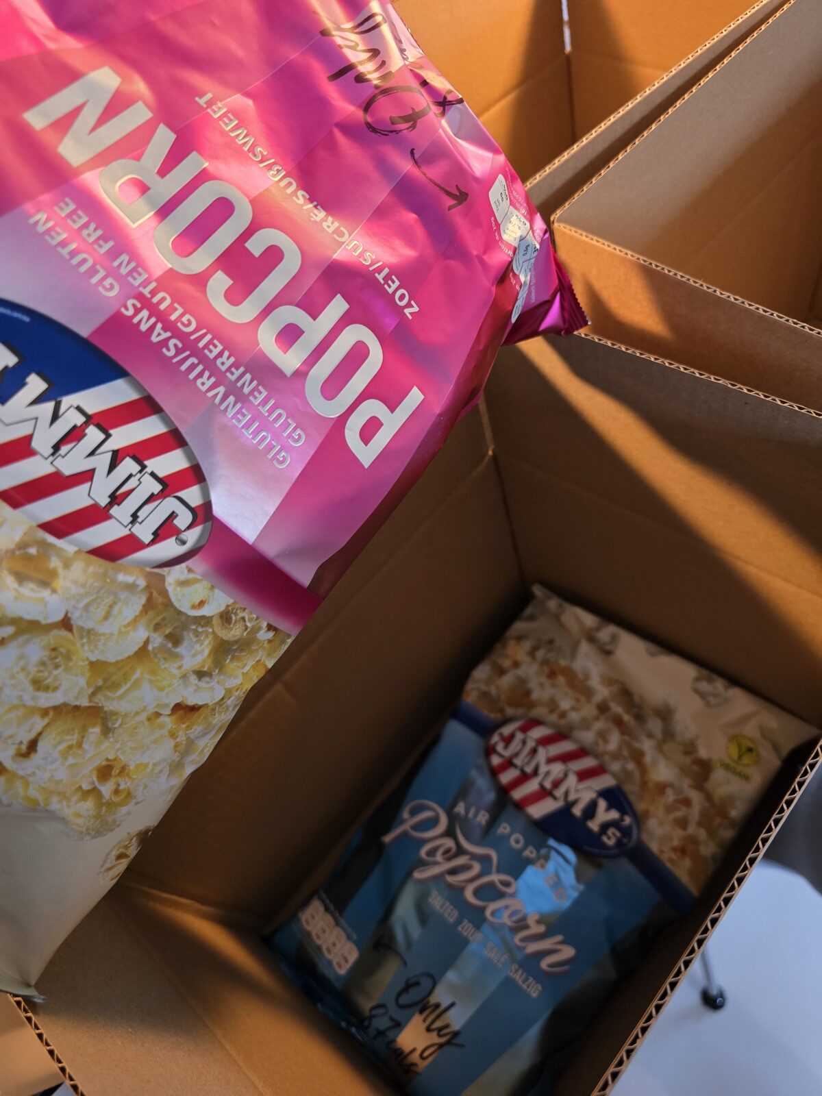 Zakken popcorn worden in de vouwdozen gelegd als filmavond-beleving